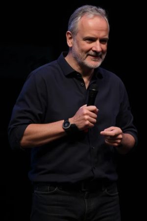 Ekkehard Schmider guiding his audience through the free ai course.